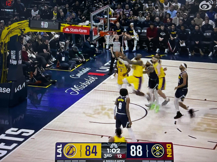 詹姆斯上篮遭布朗切臂未吹罚引争议|胳膊|湖人|掘金|詹姆斯·布朗|体育赛事讨论_新浪体育_新浪新闻