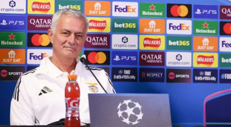 开云在线开户-穆帅：阿韦洛亚是我皇马生涯最喜欢球员之一 阿隆索已证明了自己