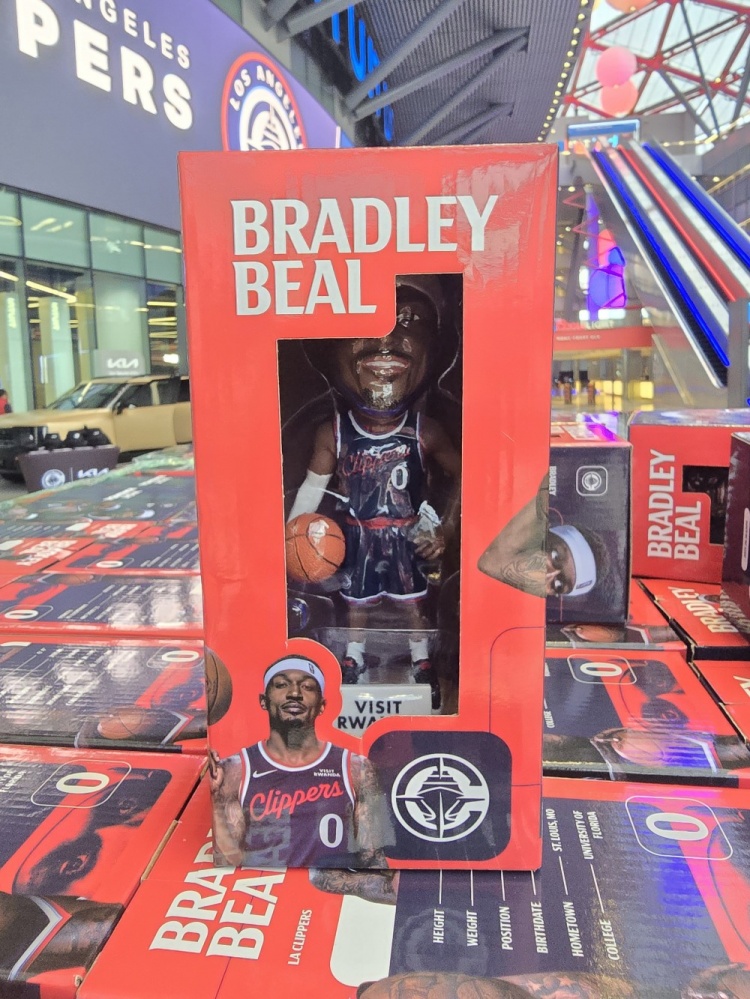 开云体育app-吸引力如何？船记：快船主场今日将发放比尔造型的摇头娃娃